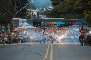 moto fazendo manobras para entreter o público