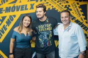 mara franco, luan santana e rogério franco posam para foto