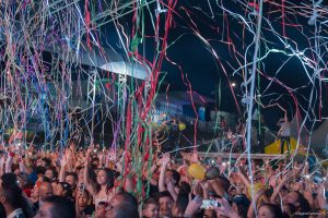 público acompanhando show de luan santana