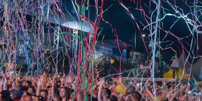 público acompanhando show de luan santana