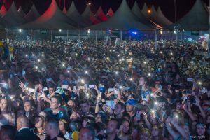 público acompanhando show de luan santana