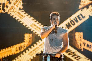 luan santana cantando ao microfone