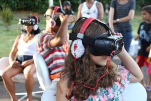 grupo de pessoas se diverte com óculos de realidade virtual