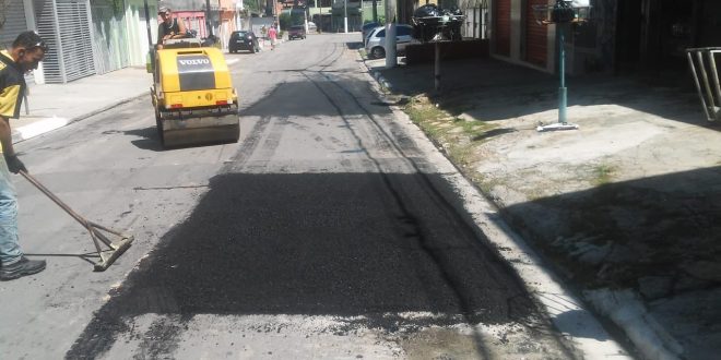 homens e máquinas trabalhando em Tapa-buraco no Parque Alexandra