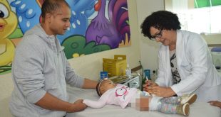 um bebê recebe uma dose da vacina contra a gripe em são roque