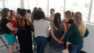 professores reunidos em volta de instrutor