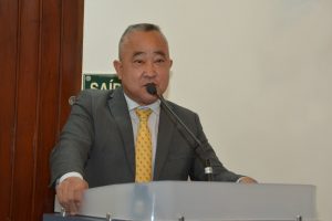 Celso Itiki discursa na tribuna da câmara de cotia