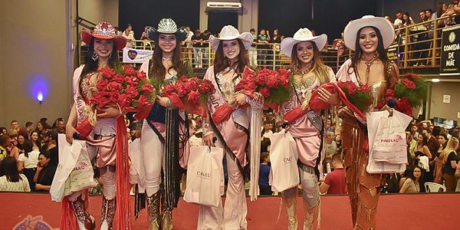 integrantes da corte do rodeio de cotia 2019 posam para foto com buquês em mãos