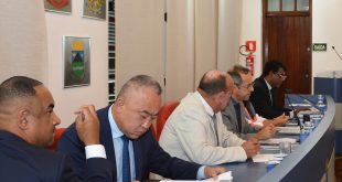 vereadores na mesa diretora da câmara de cotia