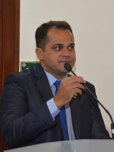 Edson Silva discursa na tribuna da câmara de cotia