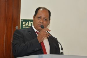 Eduardo Nascimento discursa na tribuna da câmara de cotia
