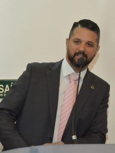 Fernando Jão discursa na tribuna da câmara de cotia