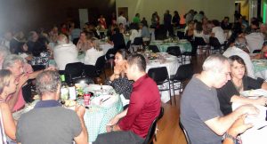 dezenas de mesas ocupadas por convidados do jantar