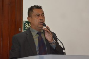 Tim discursa na tribuna da câmara de cotia