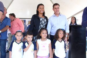prefeito marcos neves, vice-prefeita gilmara gonçalves e crianças posam durante inauguração de nova escola em carapicuíba