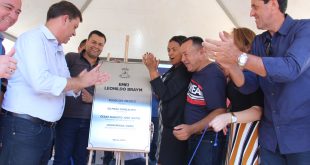 prefeito e autoridades aplaudem após revelar placa de inauguração de escola