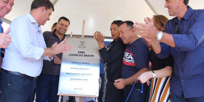prefeito e autoridades aplaudem após revelar placa de inauguração de escola