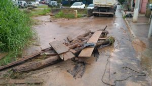 homens e máquinas trabalhando na desobstrução do piscinão do mirante da mata