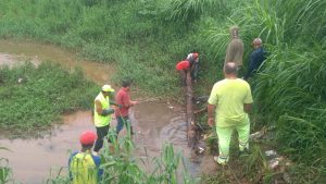 homens e máquinas trabalhando na desobstrução do piscinão do mirante da mata
