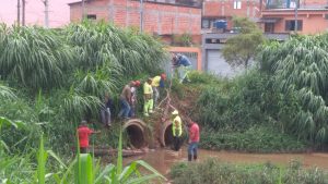 homens e máquinas trabalhando na desobstrução do piscinão do mirante da mata