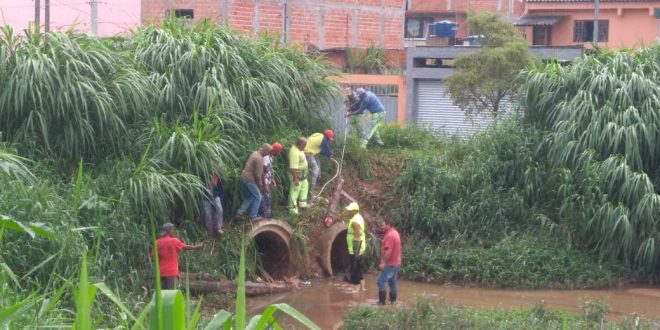 homens e máquinas trabalhando na desobstrução do piscinão do mirante da mata
