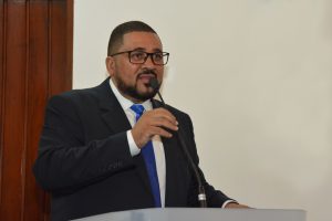 Marcinho Prates discursa na tribuna da câmara de cotia