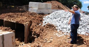 marcos neves vistoriando uma obra em carapicuíba