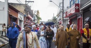 integrantes de diversas religiões caminhando juntos no centro de cotia