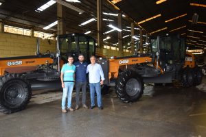 prefeito cláudio goés e duas autoridades posam em frente a novas máquinas