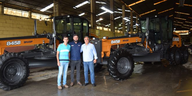 prefeito cláudio goés e duas autoridades posam em frente a novas máquinas