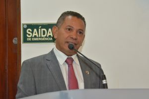 Paulinho Lenha discursa na tribuna da câmara de cotia