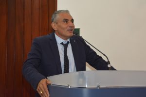 Pedinha discursa na tribuna da câmara de cotia