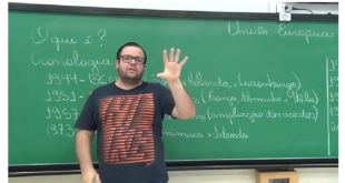 repdodução de um vídeo com o professor thiago hernandes em frente a uma lousa e fazendo explicações