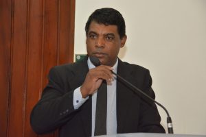Professor Osmar discursa na tribuna da câmara de cotia