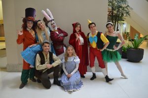 atores fantasiados para apresentações de páscoa posam para foto