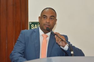 Sandrinho Santos discursa na tribuna da câmara de cotia