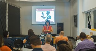uma instrutora dando oficina para participantes do sebrae aqui em cotia