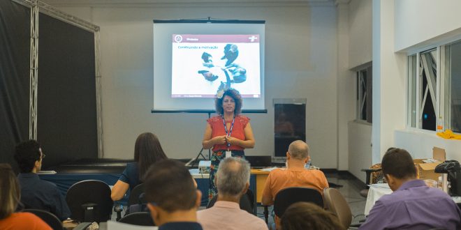 uma instrutora dando oficina para participantes do sebrae aqui em cotia