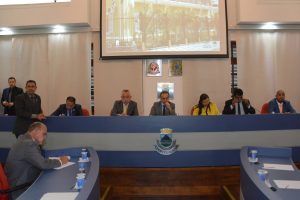 vereadores reunidos na mesa diretora da câmara de cotia