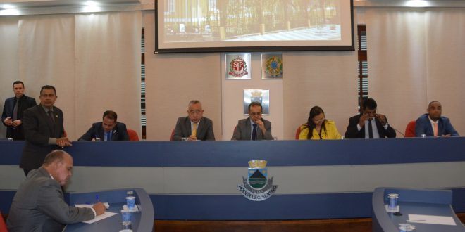 vereadores reunidos na mesa diretora da câmara de cotia