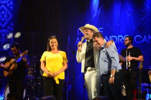prefeito marcos neves, vice prefeita gilmara gonçalves e padre alexandre campos no palco do show de aniversário da cidade