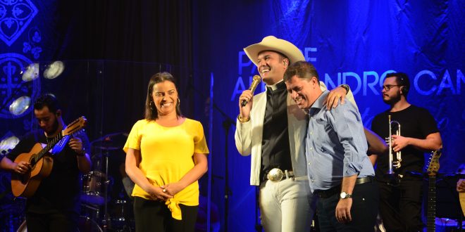 prefeito marcos neves, vice prefeita gilmara gonçalves e padre alexandre campos no palco do show de aniversário da cidade