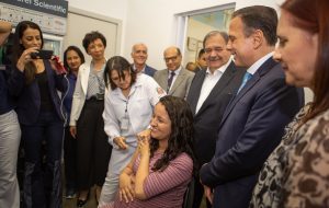 joão doria e autoridades acompanhando aplicação de uma dose de vacina contra a gripe