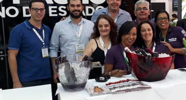 equipe do estande de são roque na wtm latin america posa para foto