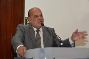 Tagarela discursa na tribuna da câmara de cotia