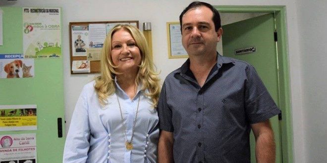 Vereador Alexandre Pierroni e a deputada Maria Lúcia Amary posam para foto lado a lado
