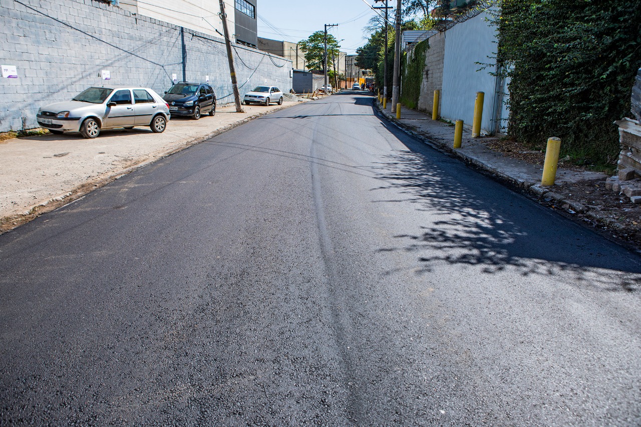 Prefeitura de Cotia concluiu a nova pavimentação da rua Philip Leiner ...