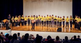 Mais de mil pessoas prestigiam a primeira edição do Canta Cotia no Teatro Municipal