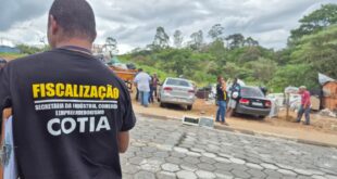 Prefeitura interdita ferro-velho clandestino em ocupação irregular no Jardim Arco-Íris